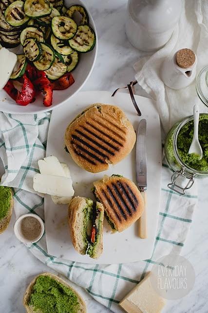 Kanapka z grillowanymi warzywami halloumi i pesto z rukoli