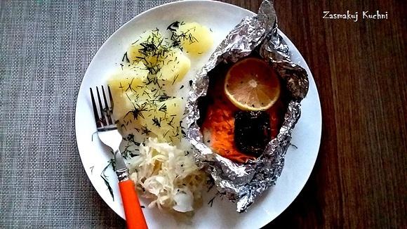 Polędwica z dorsza pieczona z marchewką i suszonymi pomidorami