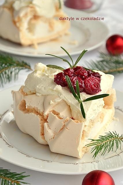 Świąteczna pavlova z bitą śmietaną i sosem z żurawiny