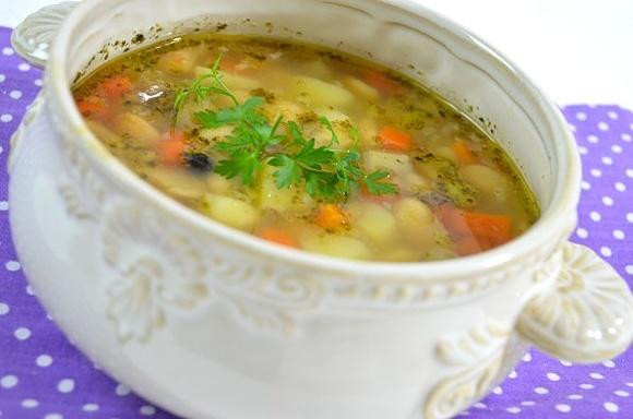 Zupa fasolowa z ziemniakami na wędzonce
