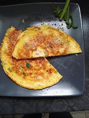 Omlet z suszonymi pomidorami i szczypiorkiem