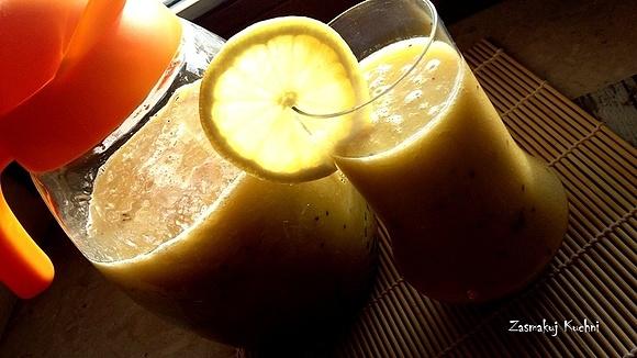Sok owocowy z cytrusów, kiwi i bananów