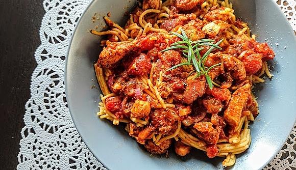 Spaghetti z kurczakiem i boczniakami