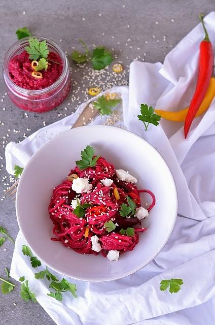 Makaron z pesto buraczkowym i kozim serem