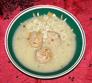 Zupa pieczarkowa z klopsikami i makaronem