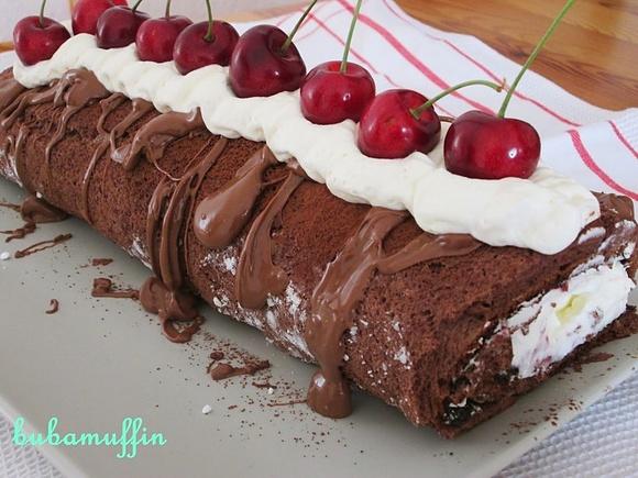 Rolada z bitą śmietaną i mascarpone na biszkopcie