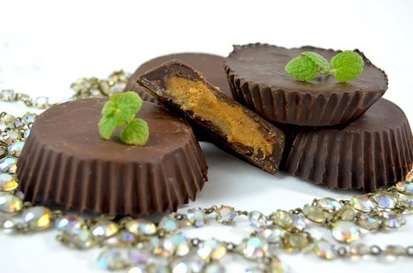 Domowe czekoladki Reese’s z kremowym nadzieniem i czekoladą