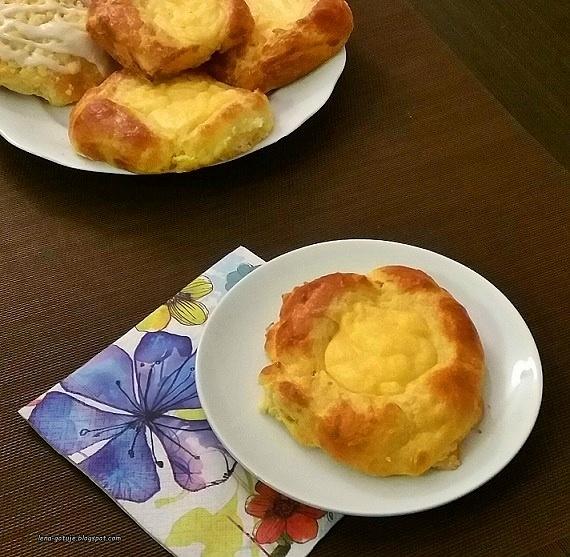Drożdżowe bułki z budyniem, miękkie i puszyste