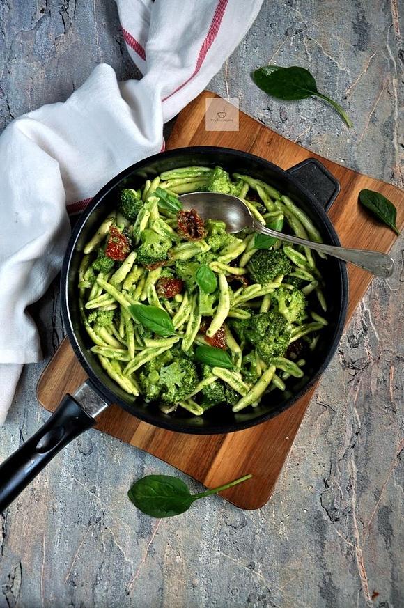 Makaron z pesto brokułem i suszonymi pomidorami