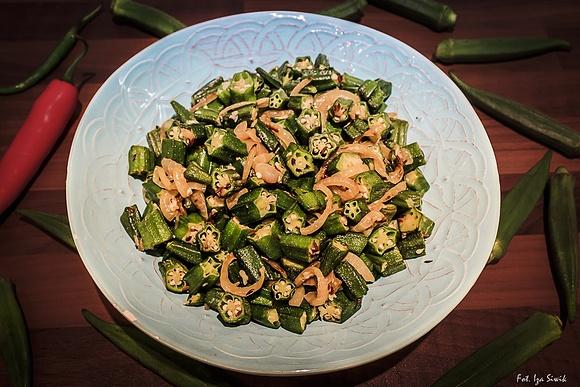 Okra z kminkiem, cebulą i czosnkiem