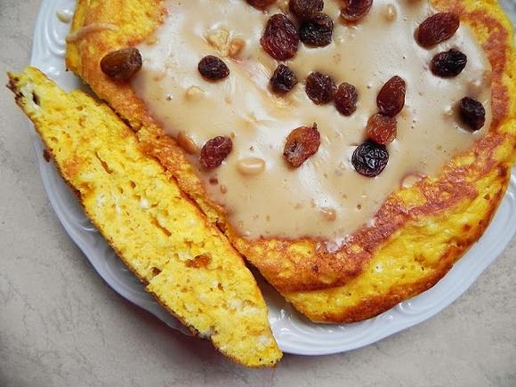 Dynowy omlet z sosem orzechowym i mango