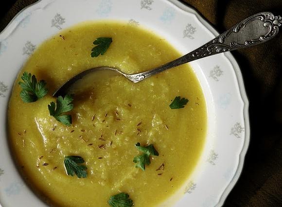 Orientalny krem z kalafiora z quinoą bez glutenu i laktozy