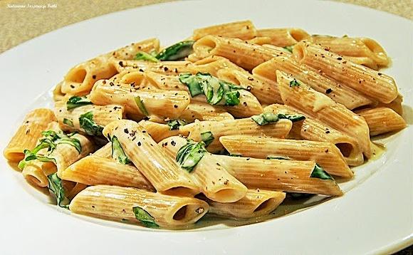 Penne w sosie gorgonzola z bazylią