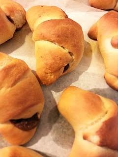 Rogaliki drożdżowe z kremem czekoladowym