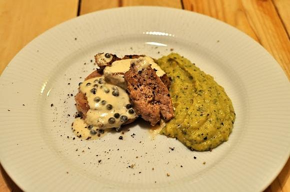 Polędwiczki wieprzowe w sosie z zielonego pieprzu z puree cukiniowym