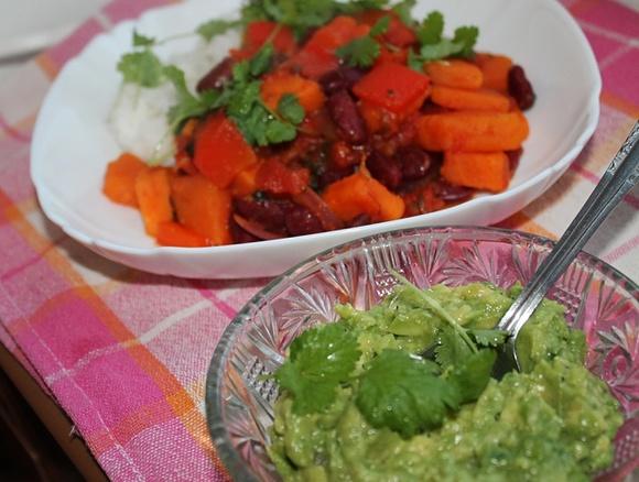 Chili z batatów i fasoli z ryżem i guacamole