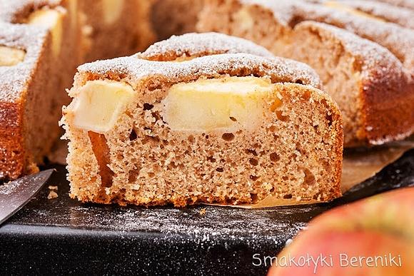 Cynamonowe ciasto jogurtowe z jabłkami