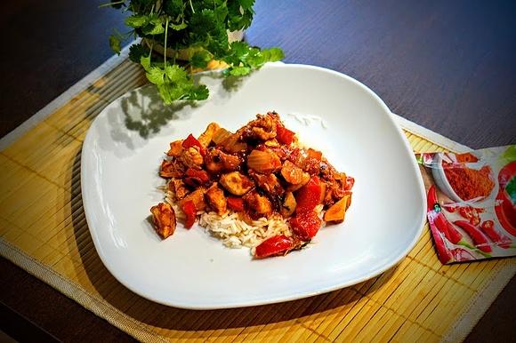 Kurczak w sosie paprykowo-pomidorowym z chili i ryżem