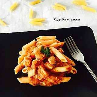 Penne z pomidorami i kurczakiem