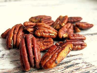Pieczone pekany z rozmarynem i miodem