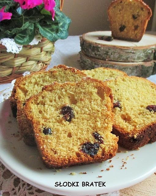 Babka chałwowa z żurawiną