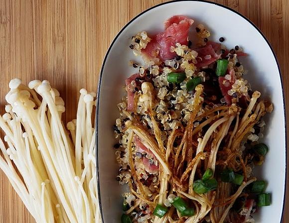 Enoki na klarowanym maśle z quinoą i szynką szwarcwaldzką