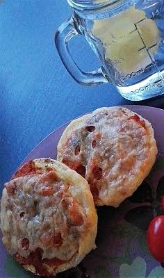 Zapiekane bułeczki z paprykarzem i serem