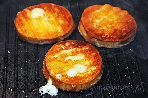 Oscypek smażony z żurawiną i pieczywem