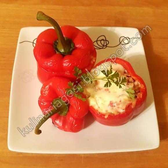 Gorące papryki nadziewane ryżem porcja na kolację