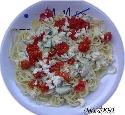 Spaghetti z fetą i cukinią
