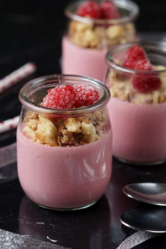 Malinowy jogurt z kruchymi ciasteczkami