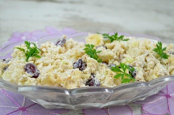 Sałatka z tuńczykiem, ananasem, ryżem i fasolą