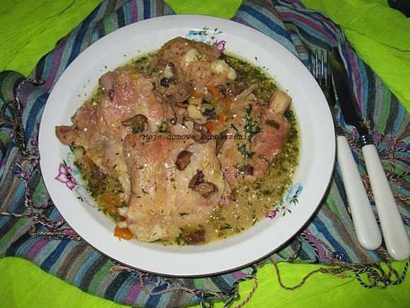 Żeberka w sosie śmietanowym z suszonymi grzybami