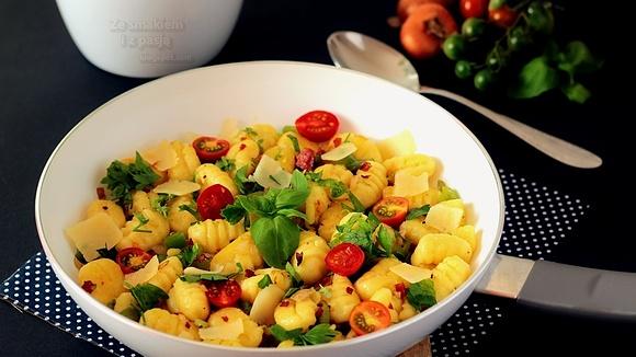 Aromatyczne gnocchi z patelni z boczkiem i warzywami