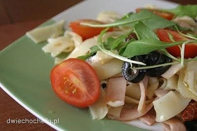Tagliatelle z rukolą szynką suszonymi pomidorami i oliwkami