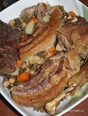 Cocido madrileño hiszpańskie danie jednogarnkowe z mięsem i ciecierzycą