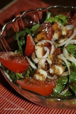 Zielona sałata z rukolą, grzankami i parmezanem