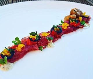 Carpaccio z tuńczykiem, grzybami shiro-shimeji i oliwą truflową