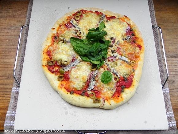 Pizza z anchois, oliwkami i kaparami na ziołowym spodzie