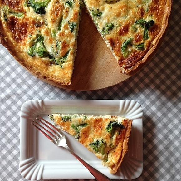 Quiche z czterema serami i brokułami