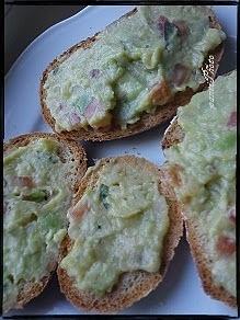 Pasta z avocado z pomidorkiem na razowym chlebie