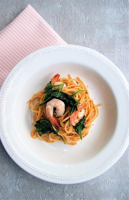 Spaghetti z pesto sycylijskim, krewetkami i szpinakiem