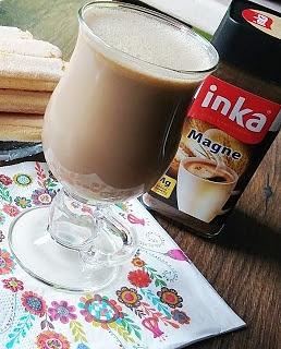Śniadaniowa kawa z mlekiem i białą czekoladą