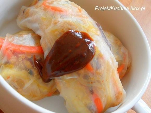 Spring rolls z pikantnym sosem orzechowym