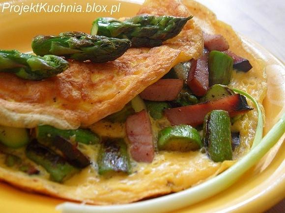 Omlet ze szparagami i szynką