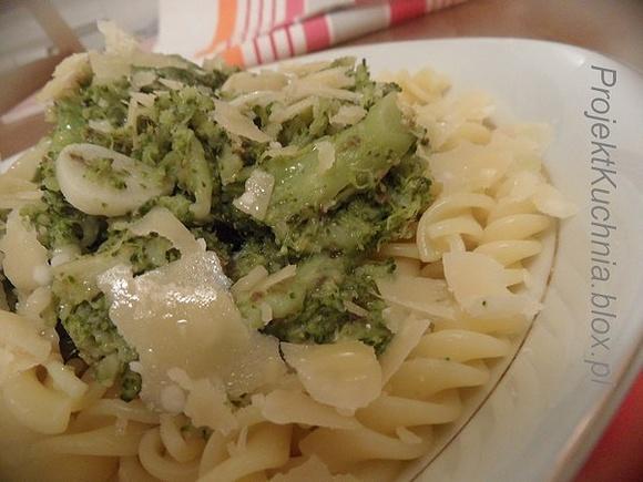 Fusilli z brokułem, anchois i czosnkiem
