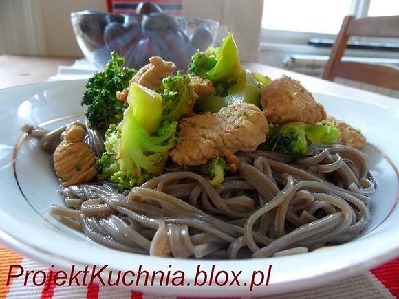 Soba z indykiem brokułem i czosnkiem