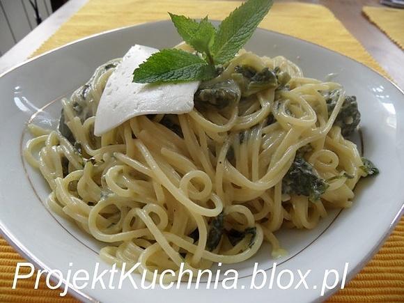 Ekspresowe spaghetti szpinakowo-miętowe z kozim serem