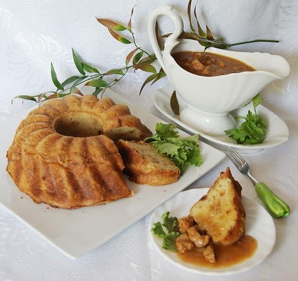 Babka ziemniaczana z sosem gulaszowym