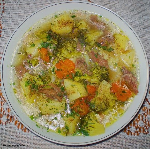 Brokułowa z ziemniakami na rosole